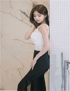 刺激打扑克摇床又全程不盖被子,美女脱精光让男生桶下面